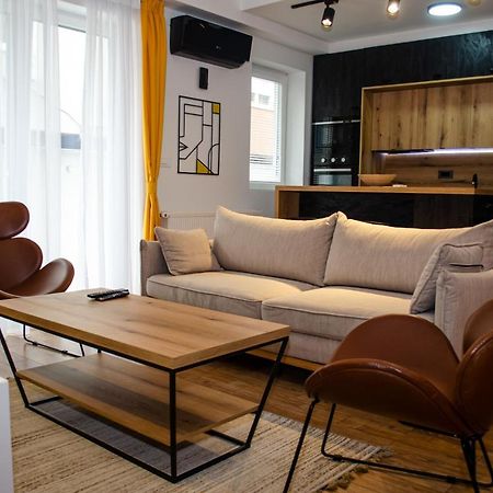 Lovely 1-Bedroom Rental Unit With Free Parking スコピエ エクステリア 写真